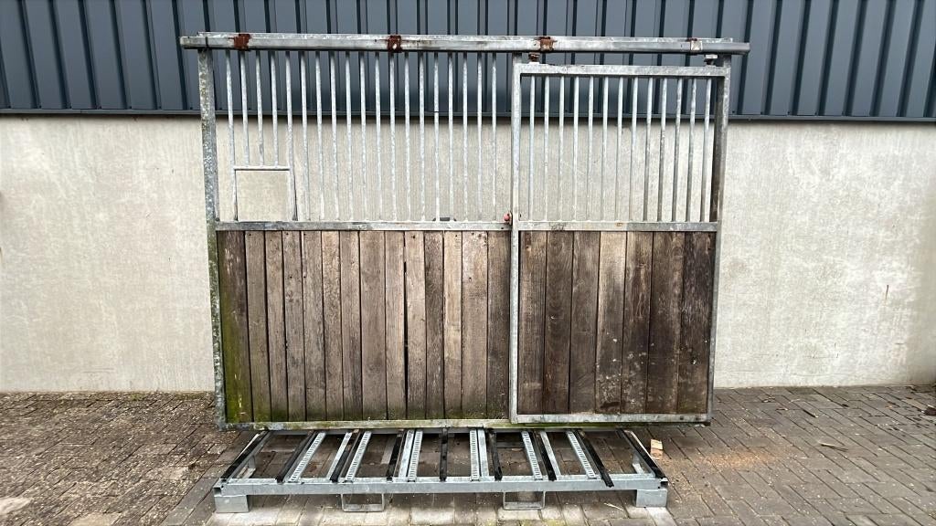 Voorwand met schuifdeur | 2880 x 2200 mm. | Gebruikt, Weidegang, 4 paarden of pony's of meer