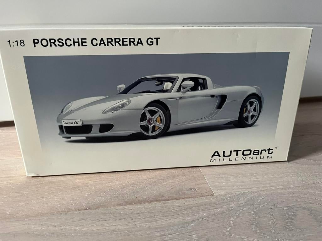 Porsche Carrera GT zilver kartonnen verpakking, Hobby en Vrije tijd, Verzenden, Zo goed als nieuw, Auto, Autoart