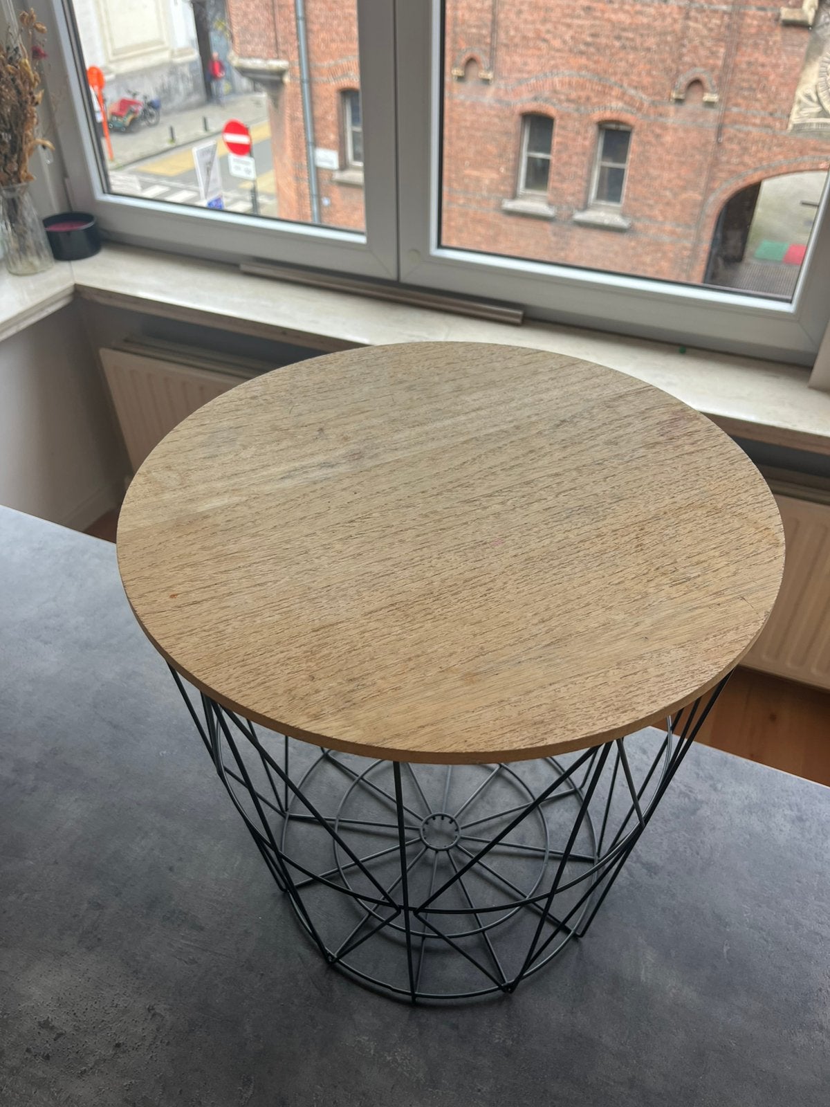 Bijzettafel Weba – houten blad met zwarte metalen mandvoet, Ophalen, Gebruikt, Rond