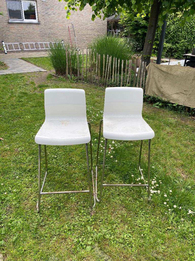 Twee witte barkrukken, Huis en Inrichting, Barkrukken, Ophalen, Kunststof, Gebruikt, 60 tot 90 cm