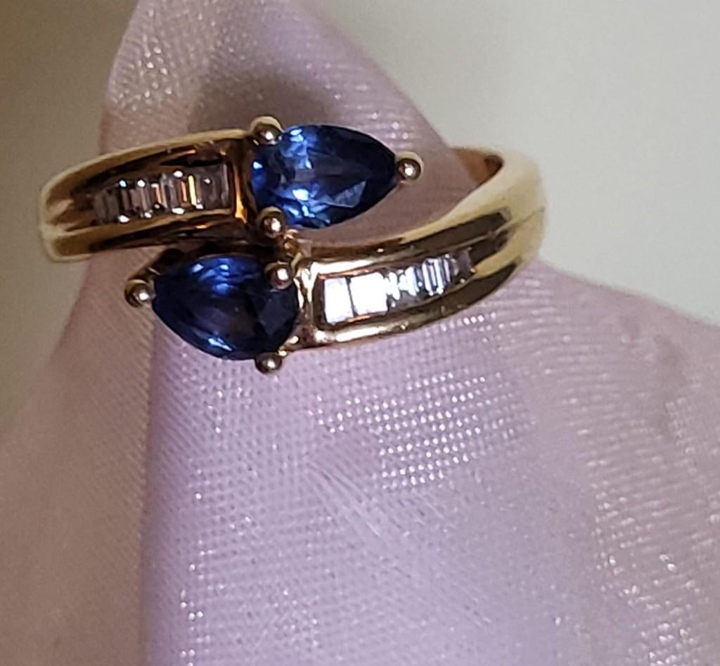 18 KARAAT GEELGOUDEN RING MET SAFFIEREN EN DIAMANTEN, Ophalen of Verzenden, Zo goed als nieuw, Met edelsteen, Dame