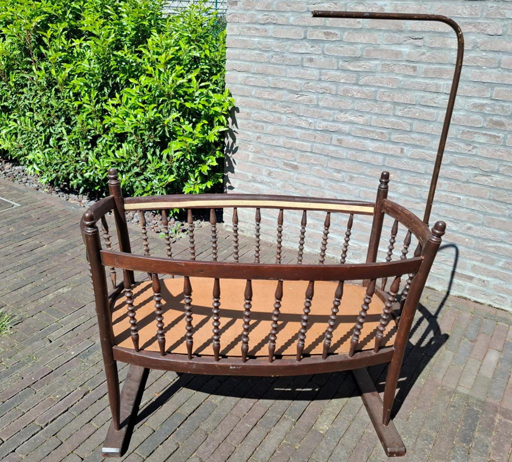 Oude houten wieg, Enlèvement