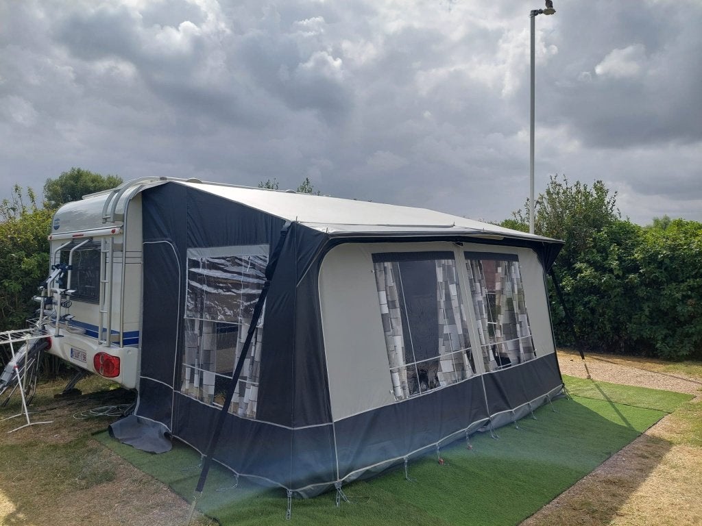 CARAVAN HOBBY 560 EXCELLENT, Jusqu'à 4, Hobby, Grand lit, 7 à 8 mètres