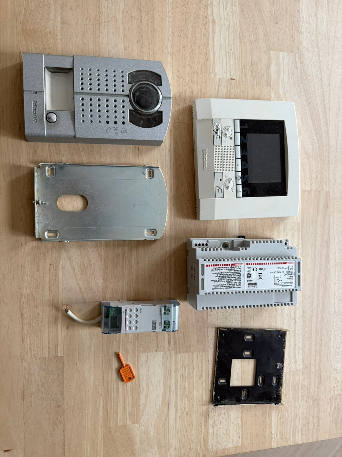 Bticino, videofoon met 1 drukknop Linea 2000 + Classe100V16B, Ophalen, Ingebouwde camera, Zo goed als nieuw, Bedraad