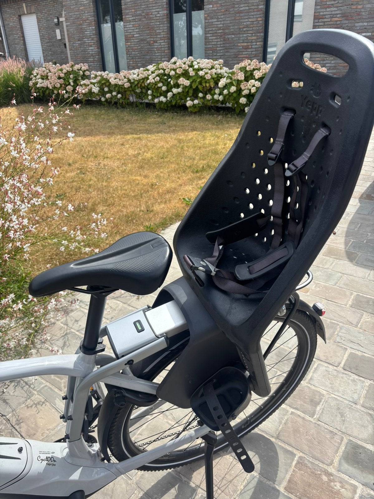 Fietsstoel Thule Yepp met adapter, Fietsen en Brommers, Ophalen, Zo goed als nieuw