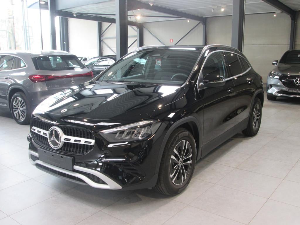 Mercedes-Benz GLA 180, Gebruikt, 4 cilinders, 136 pk, Zwart