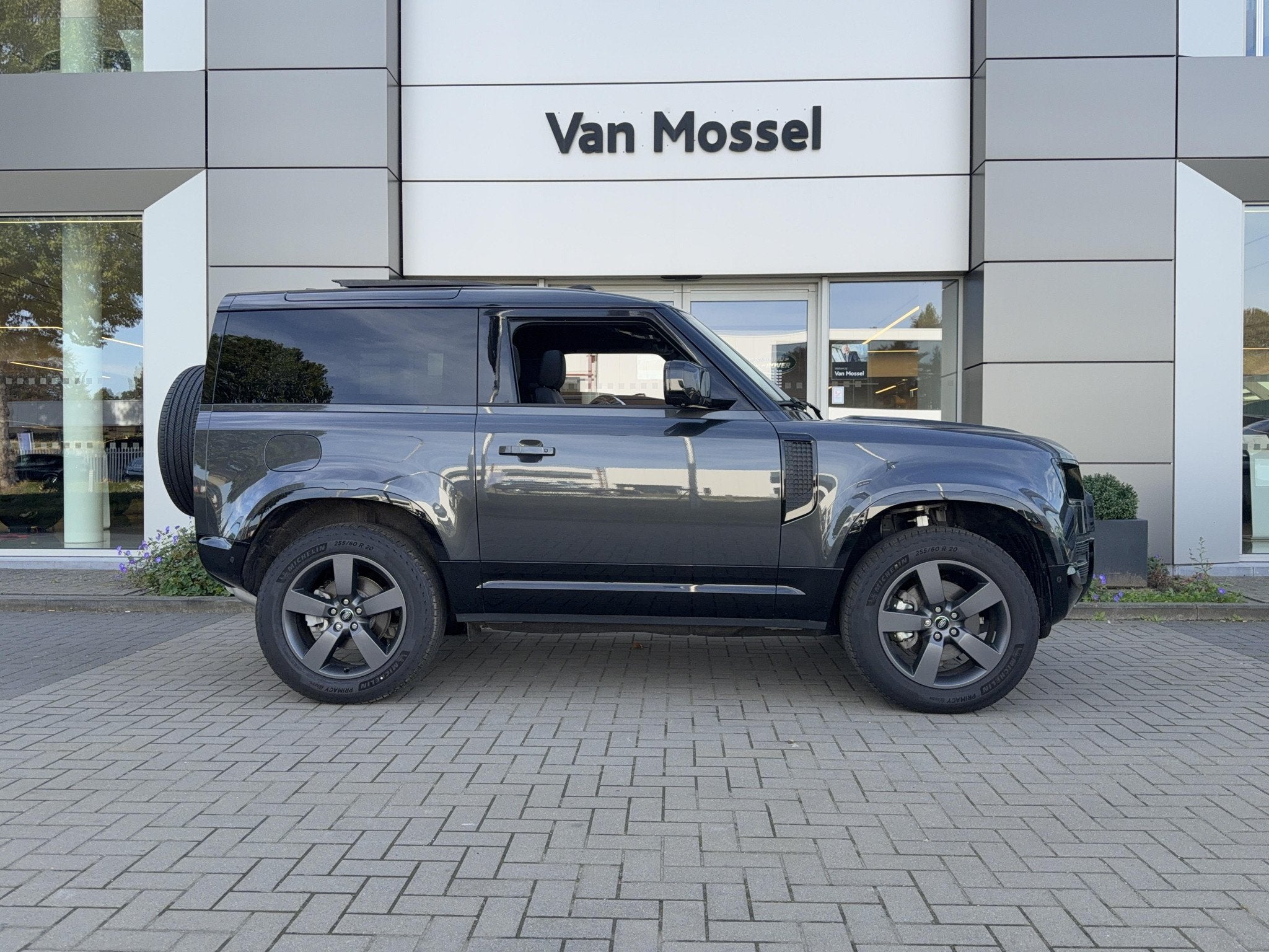 Land Rover Defender XDynamic SE Lichte vracht (bj 2025), Auto's, Automaat, Gebruikt, Zwart, Leder