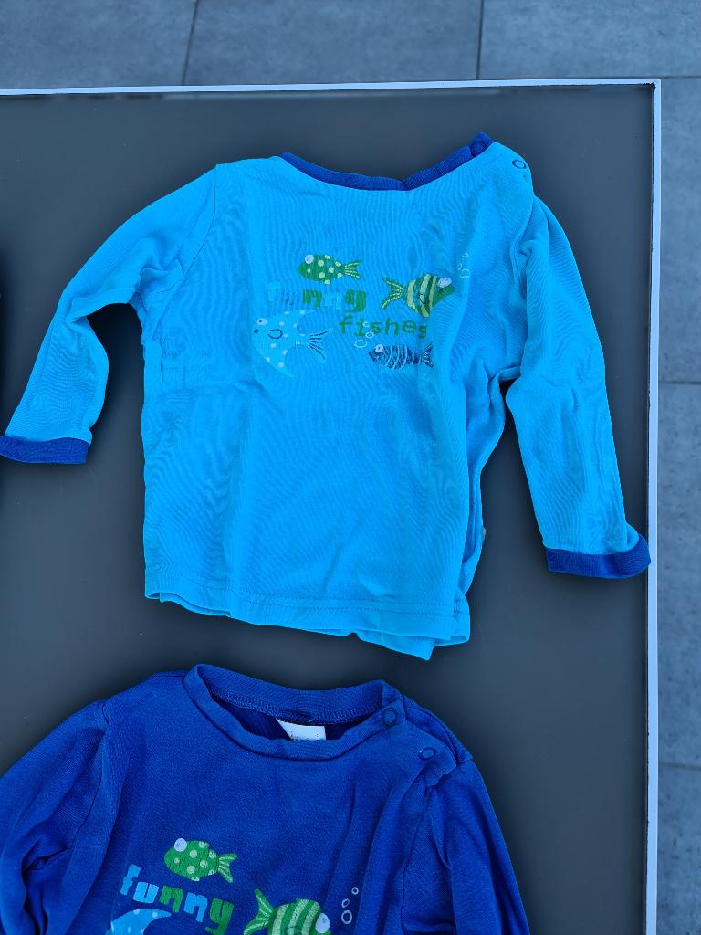 licht blauwe t-shirt met vissen 74-80/9-12m, Enfants & Bébés, Vêtements de bébé | Taille 74, Enlèvement, Comme neuf