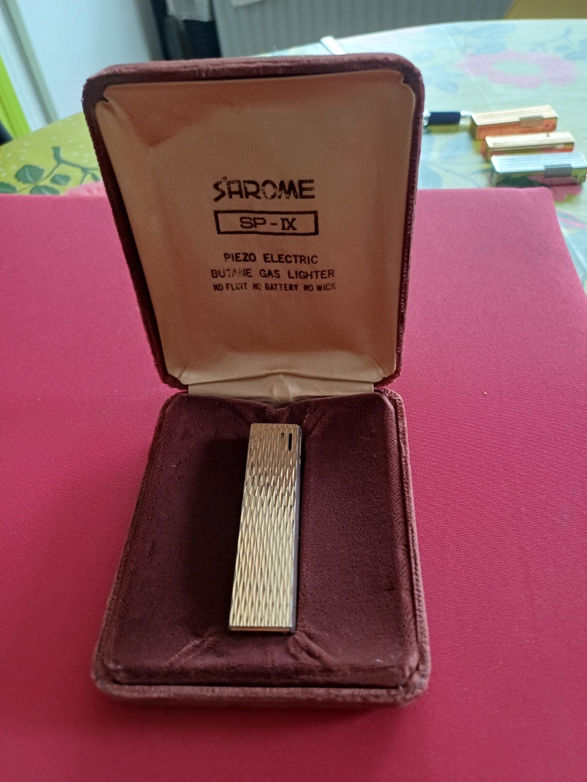 Briquet Sarone dans sa boîte doré, Collections, Briquet