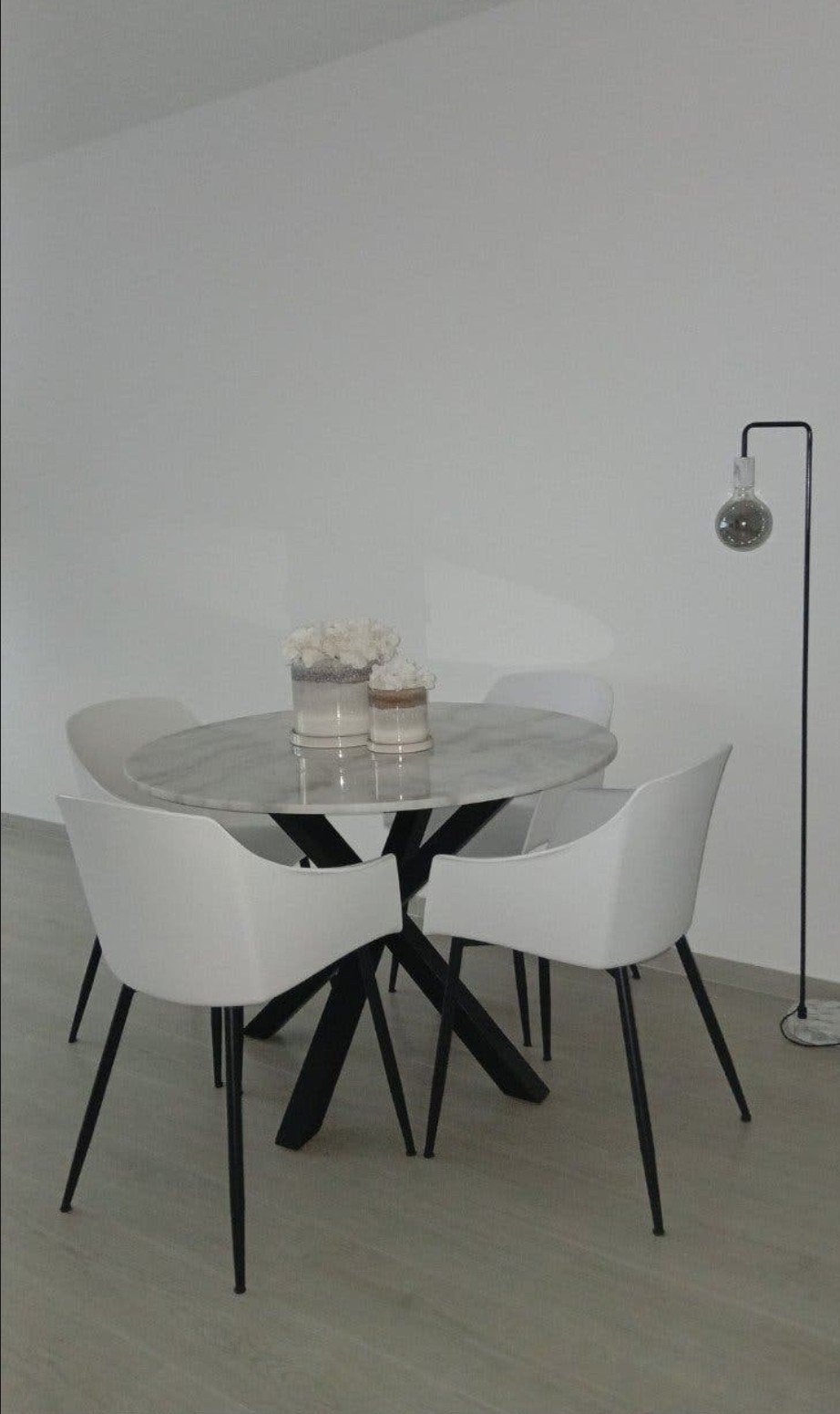 Eettafel van echt marmer met stoel en lamp en deco, Huis en Inrichting, Ophalen