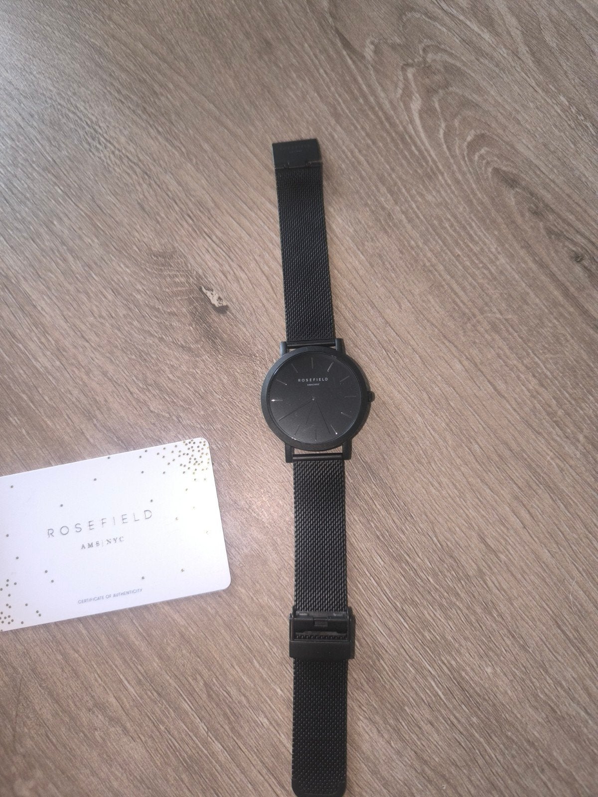 Rosefield Mercer horloge met een volledig zwarte mesh-band., Ophalen