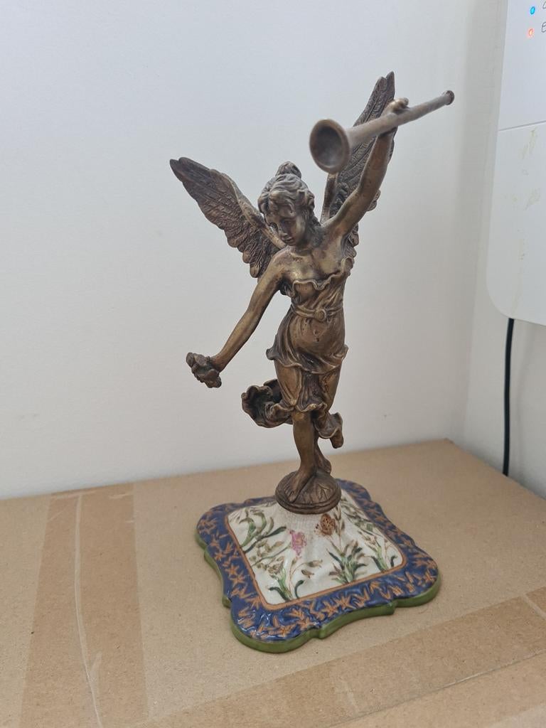 Bronzen engel op porseleinen voet, Antiek en Kunst, Ophalen