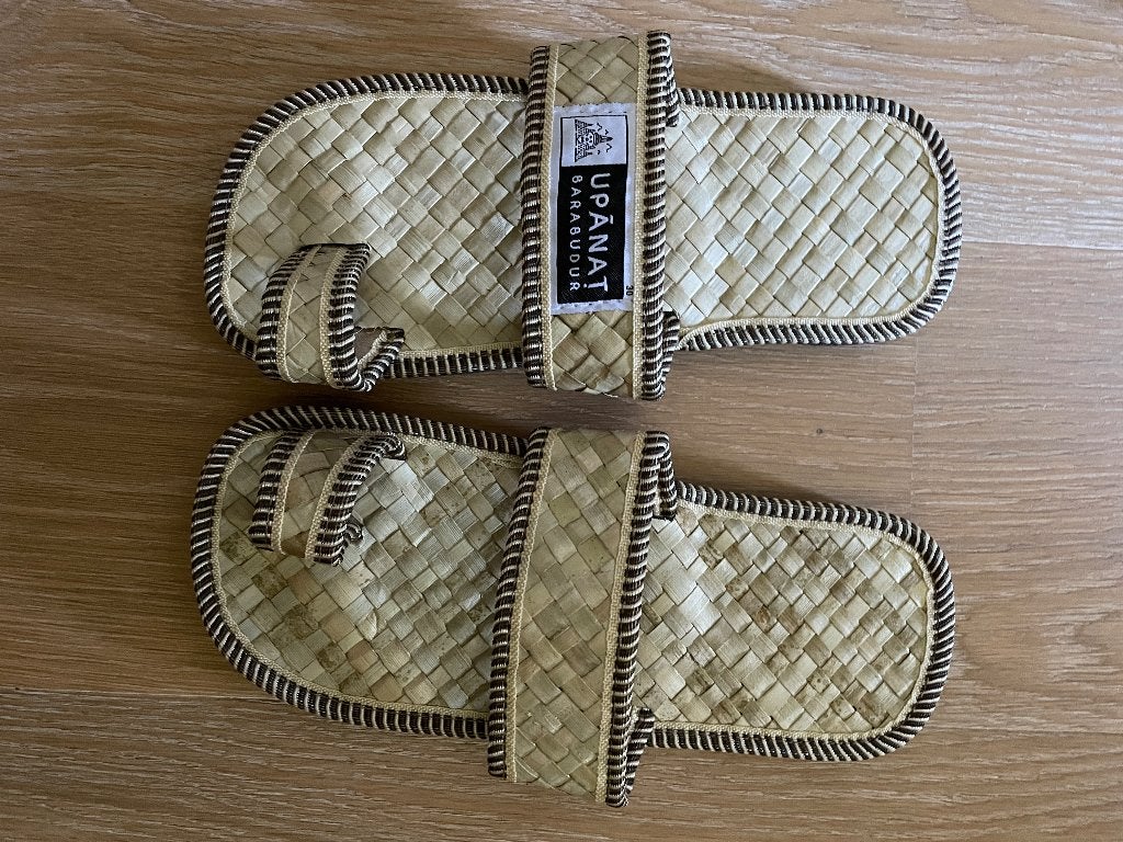 Balinese slippers (39), Kleding | Dames, Schoenen, Slippers, Beige, Nieuw, Ophalen of Verzenden