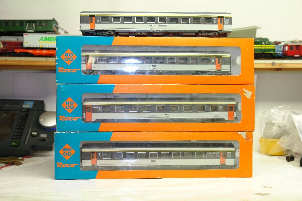 ROCO SNCF ENSEMBLE DE 4 VOITURES LIVREE CORAIL HO CC/DC, Gelijkstroom of Wisselstroom, Wagon, Ophalen of Verzenden, Zo goed als nieuw