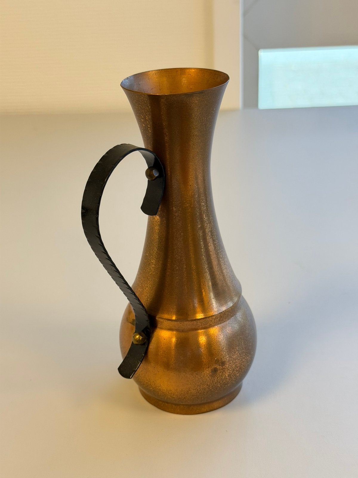 Vase en cuivre vintage, rustique du milieu du siècle, 21 cm, Antiquités & Art, Enlèvement ou Envoi