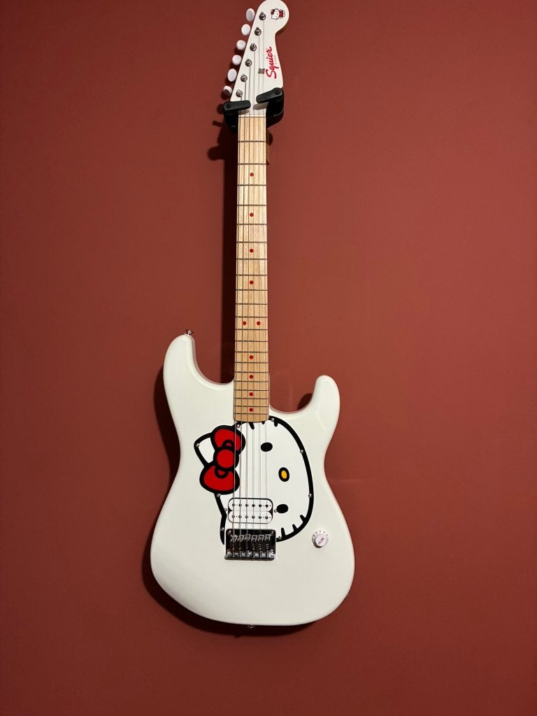 Squier Stratocaster x Hello Kitty, Enlèvement, Comme neuf, Solid body, Fender