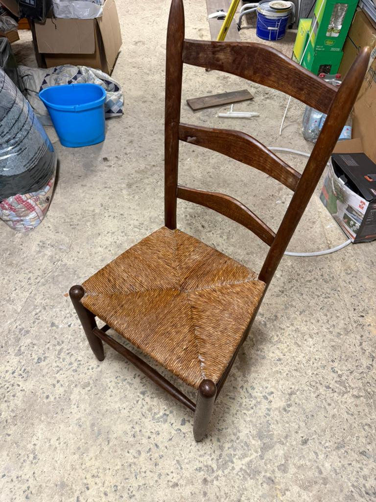 Chaises en chêne, Enlèvement
