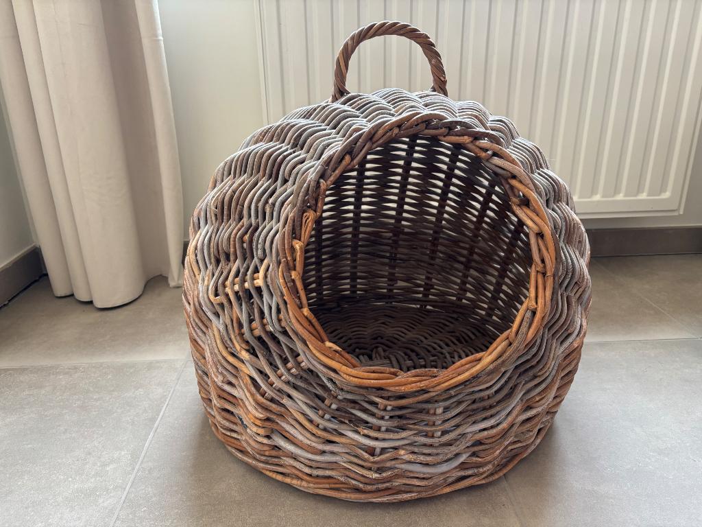 Mand voor kat(ten) of kleine hond, Ophalen, Zo goed als nieuw, Riet