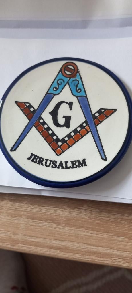 Plaque murale ou sous-verre en céramique avec emblème maçonn, Enlèvement ou Envoi