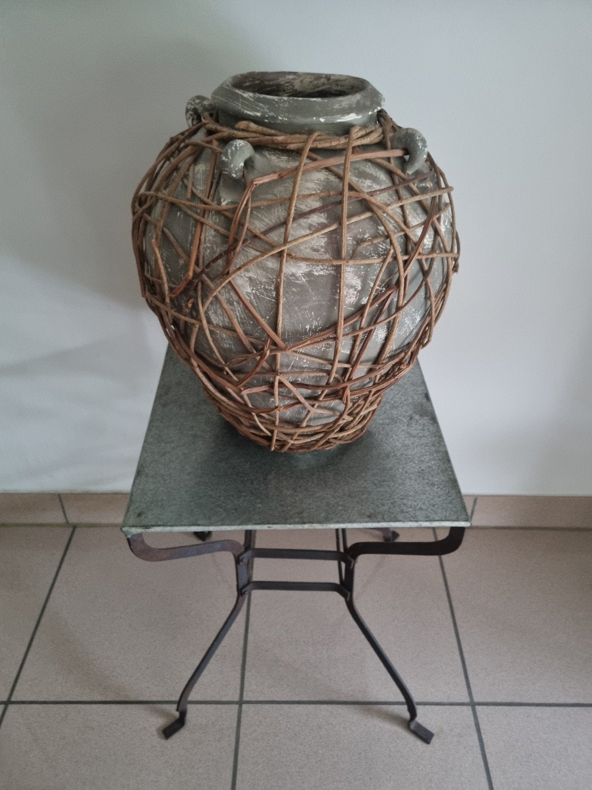 Cruche ancienne avec table, Maison & Meubles, Enlèvement, Comme neuf, Marron, Pierre/céramique