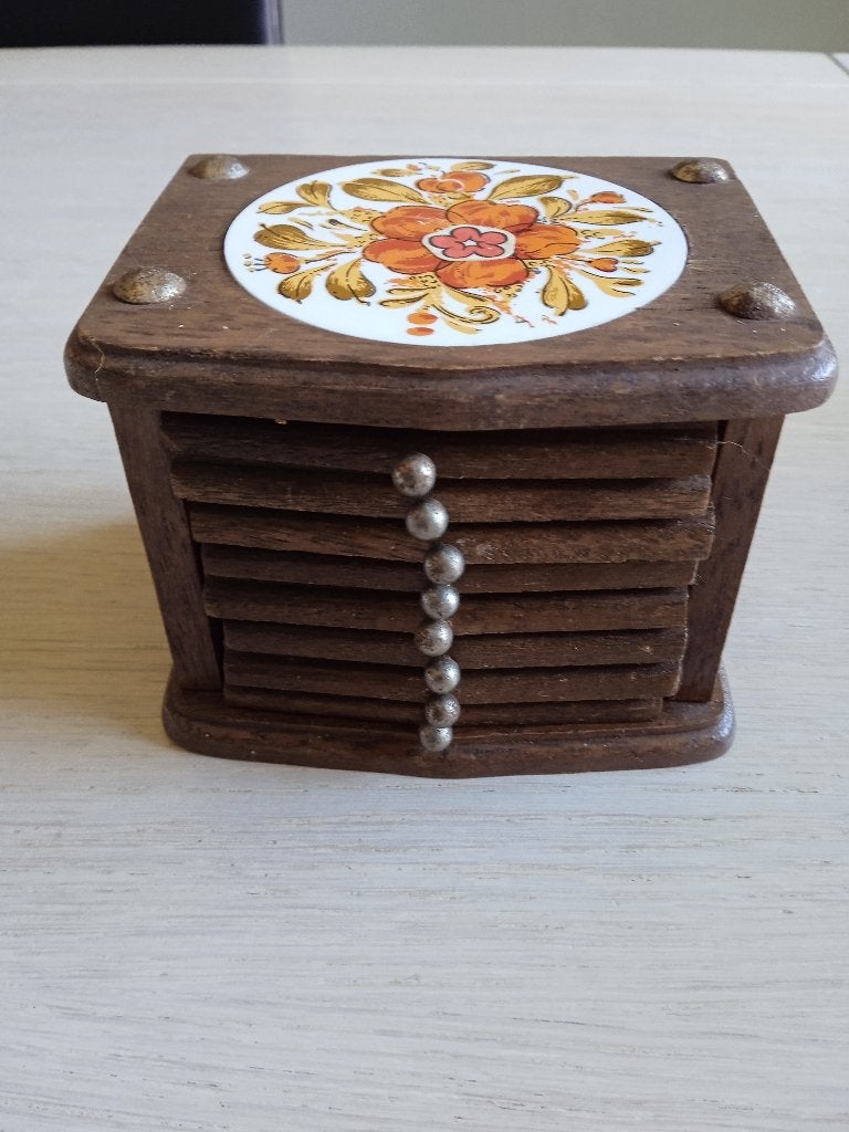 8 vintage houten onderleggers in houten doos, Huis en Inrichting, Ophalen of Verzenden, Zo goed als nieuw, Vintage