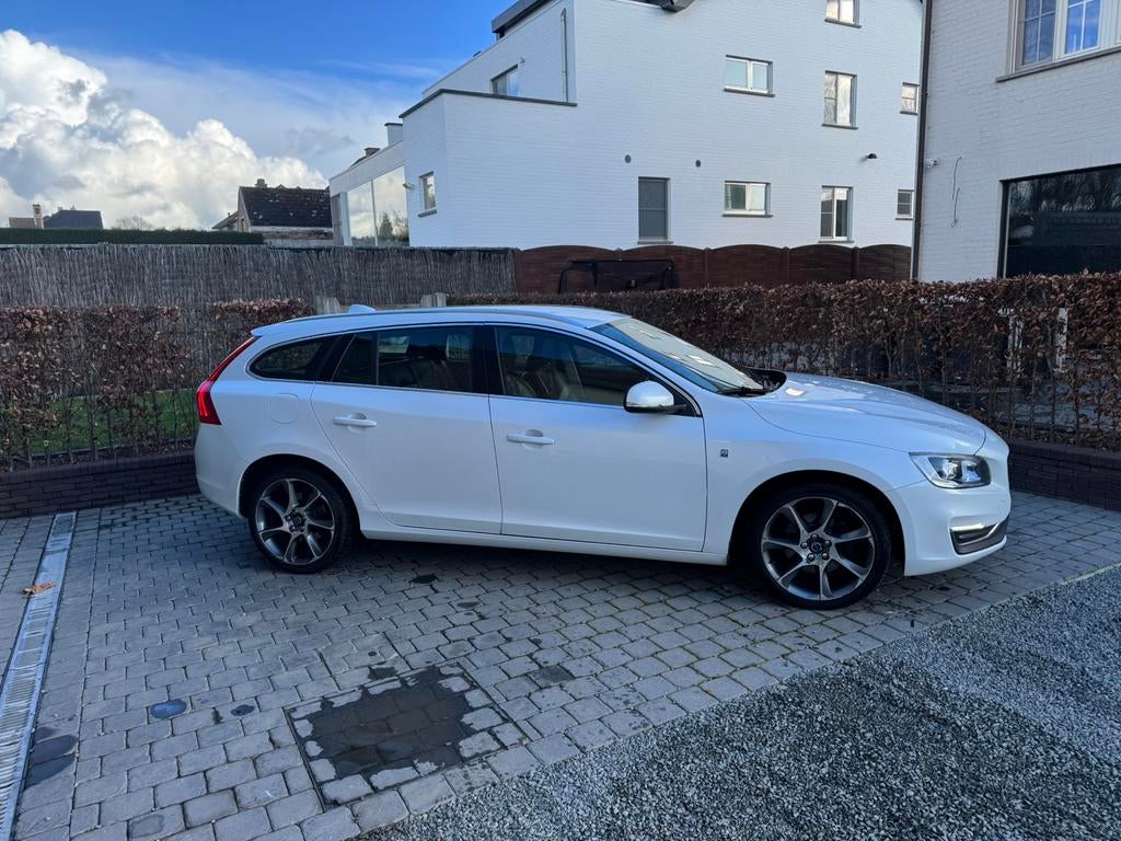 Volvo V60 2.0D 150pk Euro6b   *OCEAN RACE VERSIE*, Autos, Volvo, Cuir, Entreprise, Boîte manuelle, Noir