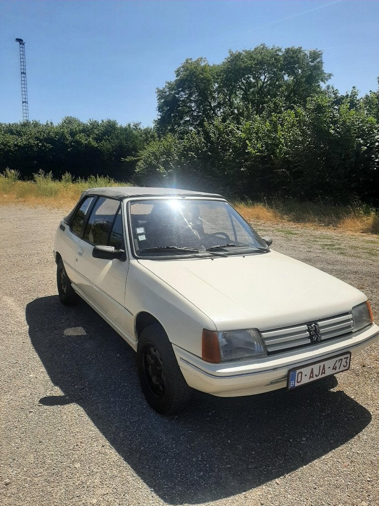 Peugeot 205 CT, Autos, Peugeot, Particulier, Essence, Cabriolet, 2 portes, Boîte manuelle, Blanc, Bleu, Tissu, Traction avant