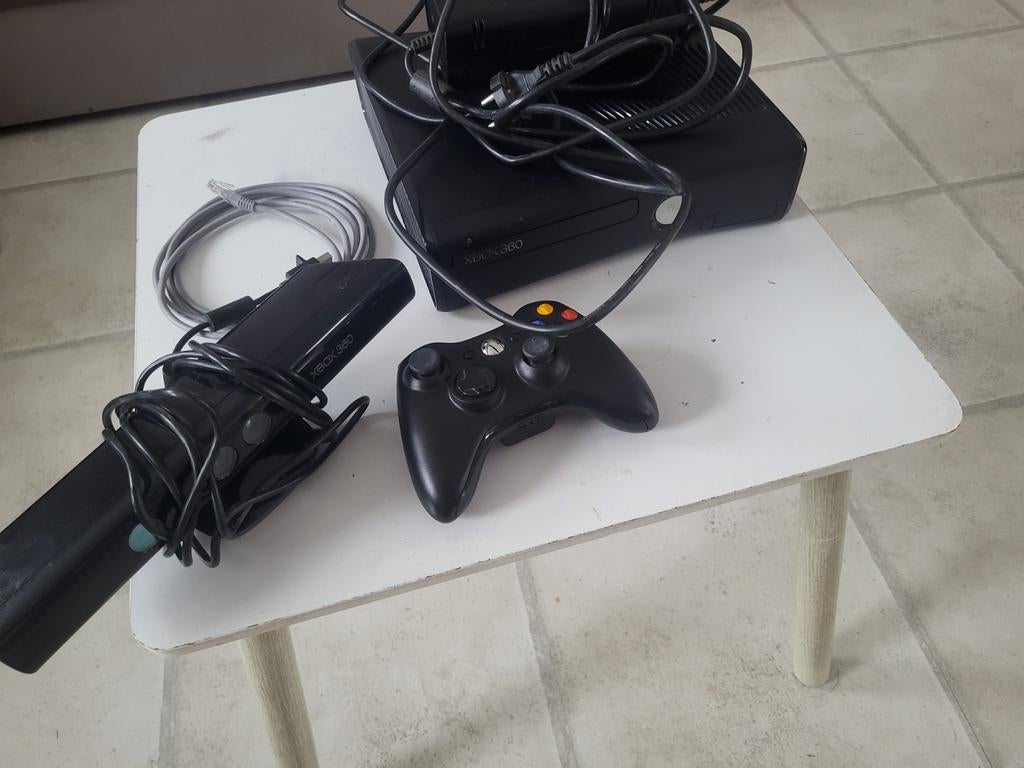 Xbox 360 Slim (MODEL 1439) + Kinect + jeux, Games en Spelcomputers, Spelcomputers | Xbox 360, Ophalen, 4 GB, Met kinect, Met 1 controller