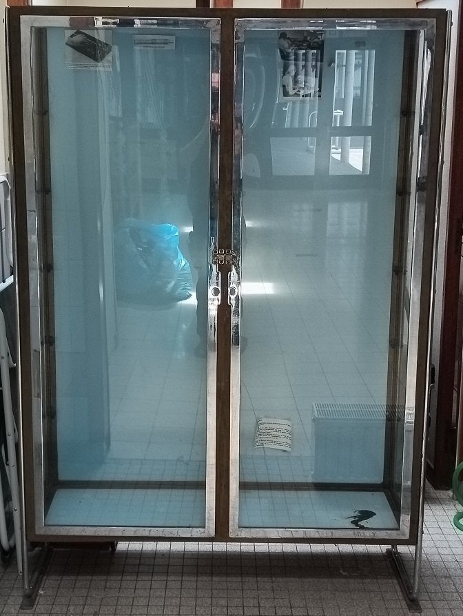 Vintage vitrinekast bestaande uit metaal/chroom en glas., Ophalen, Gebruikt, 100 tot 150 cm, Vintage