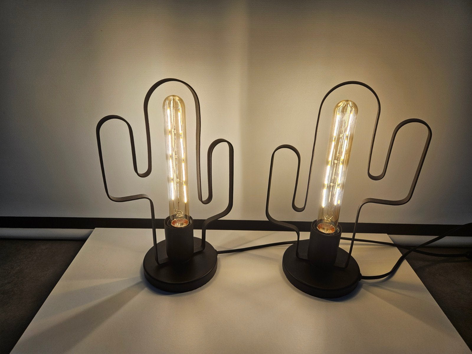 Als nieuw, 2 zwarte cactus tafellampen inclusief LED,H-30cm, Zwart, Ophalen, Eglo, Industrieel