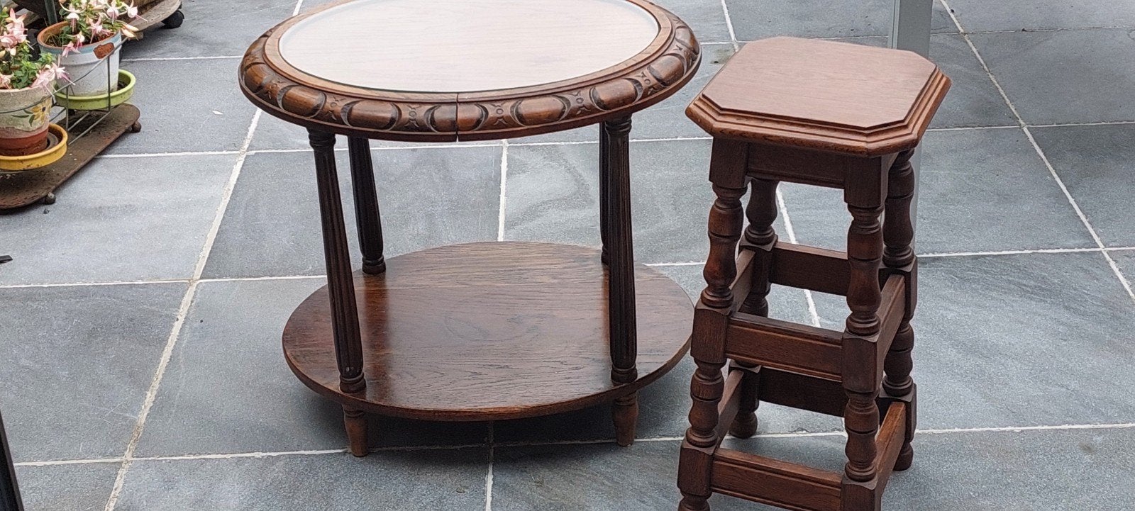 Mooie bijzettafel  met glazen plaat vanboven en staander, Huis en Inrichting, Ophalen of Verzenden, Zo goed als nieuw, Ovaal, Hout