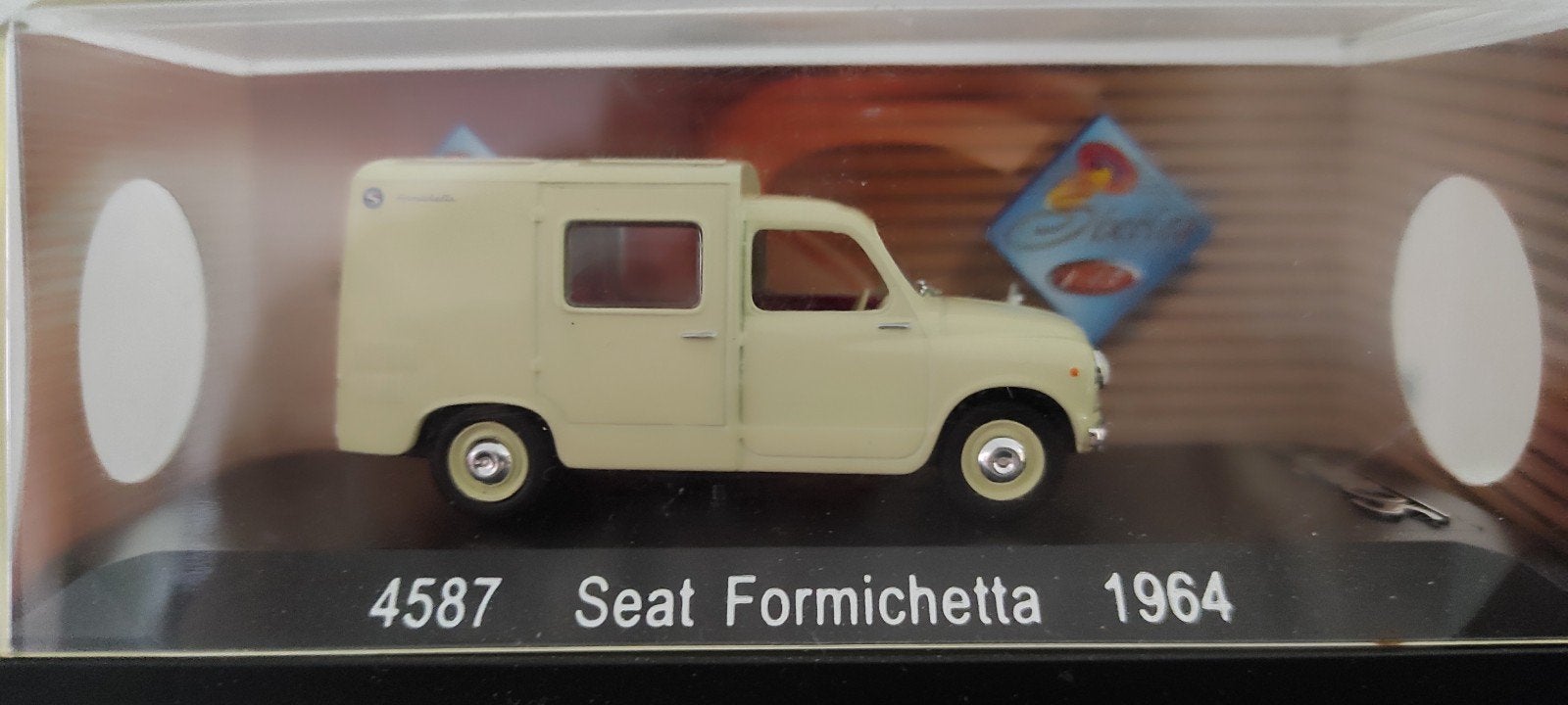 Siège Formichetta 1964 beige 1:43 dans vitrine, Hobby & Loisirs créatifs, Voitures miniatures | 1:43, Enlèvement ou Envoi
