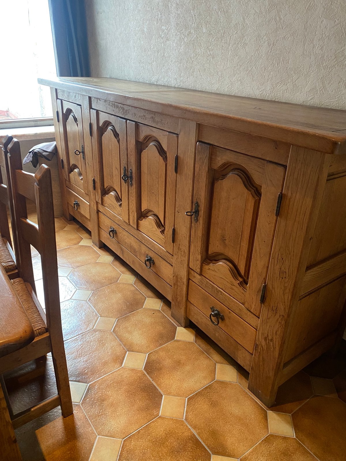 Vol houten eetplaats met barkast en dressoir., Huis en Inrichting, Kasten | Dressoirs, Ophalen, Gebruikt, Grenenhout, Klassiek