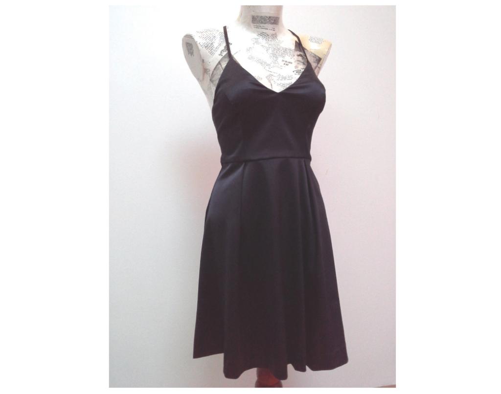 Robe noire à bretelles en satin New Look - Taille 34 - Neuve, Ophalen, Zwart, Nieuw, New look