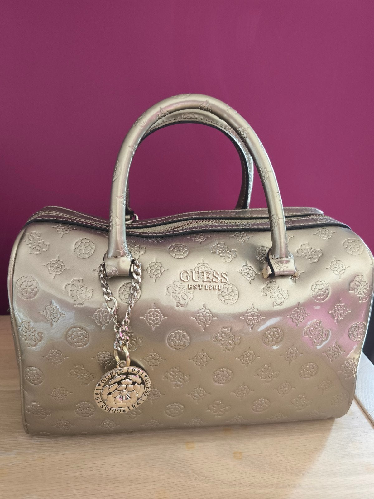 Sac GUESS doré verni monogrammé, Enlèvement
