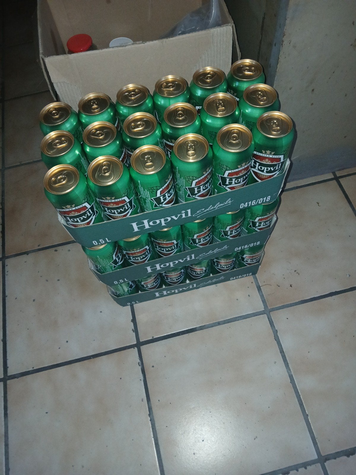 drie kartons hopvil pils, Ophalen