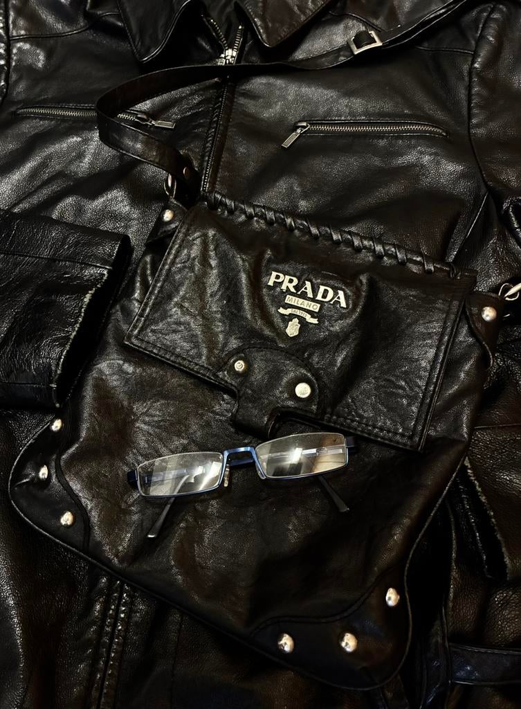Sac à bandoulière en cuir Prada, Enlèvement