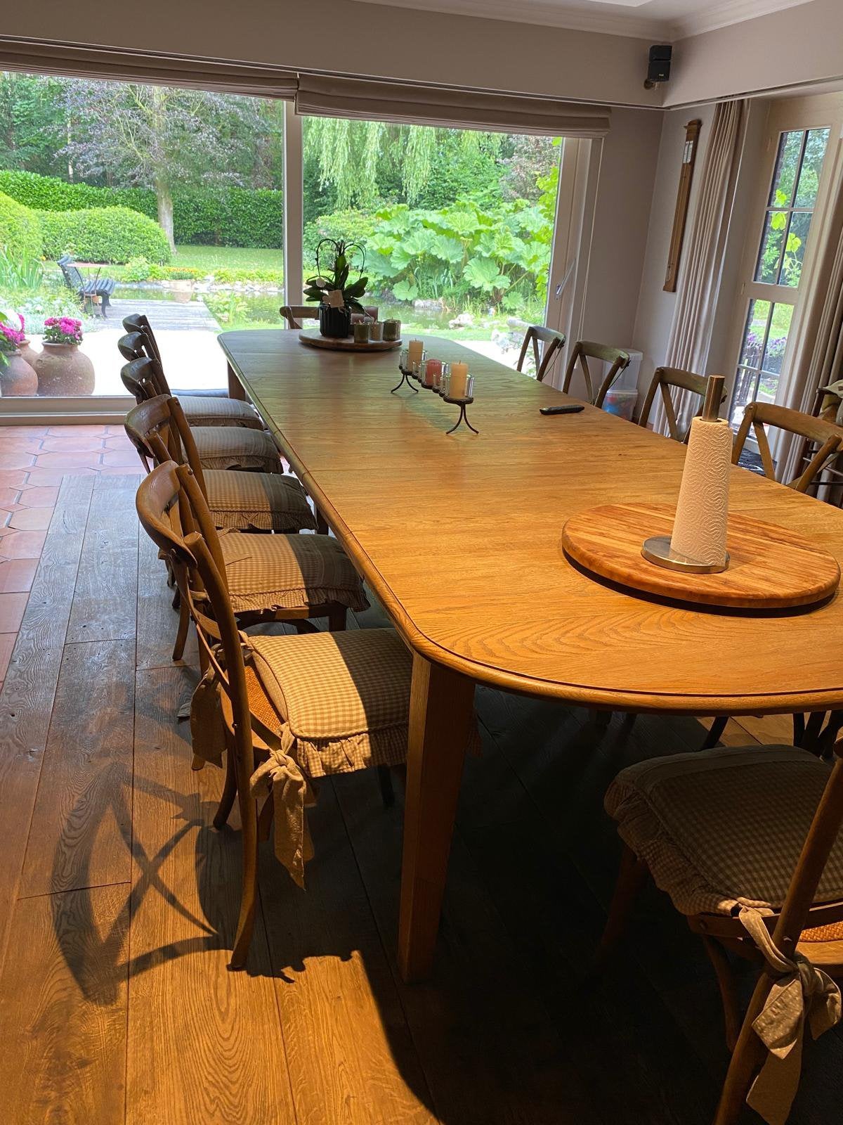 Landelijke eiken eettafel met 12 bijpassende stoelen, Huis en Inrichting, Ophalen, Gebruikt