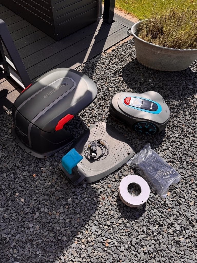 GARDENA SILENO Minimo 250 + Garage + 150 m câble neuf, Jardin & Terrasse, Tondeuses robotisées, Utilisé, 20 à 25 cm, Avec capteur de pluie