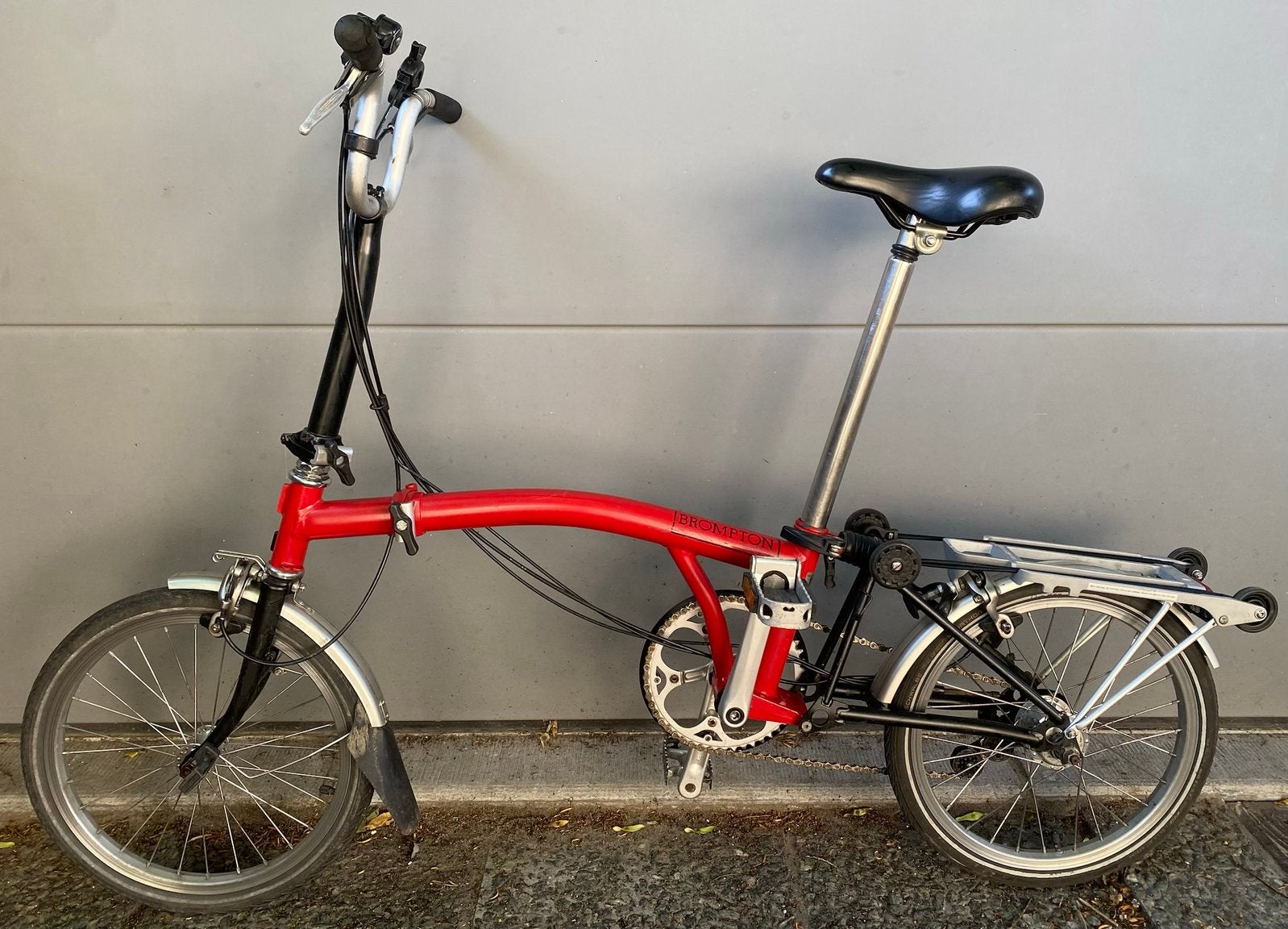 Vélo pliable Brompton 6v Vélo pour hommes Vélo pour femmes, Vitesses, Frein sur jante, Femmes, Comme neuf