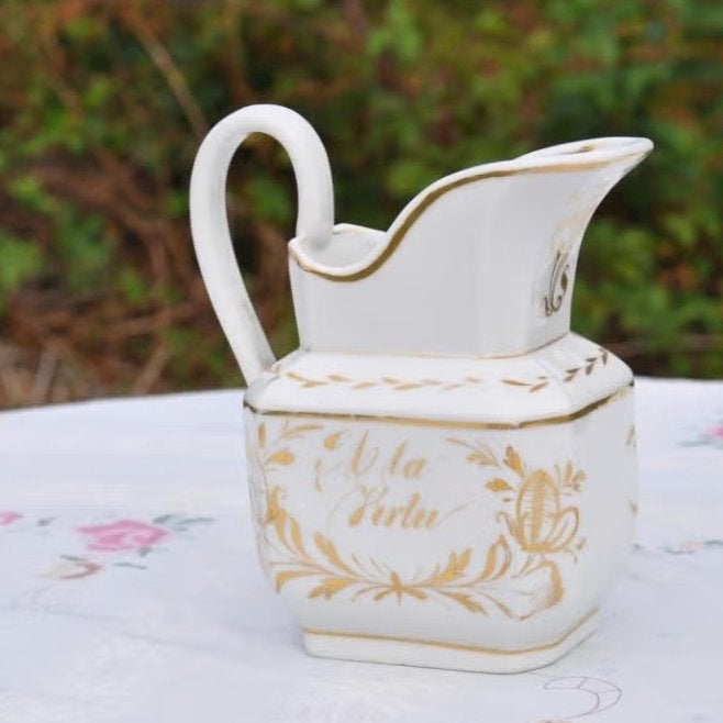 pot au lait ancien en porcelaine blanche rehaut or, Enlèvement ou Envoi