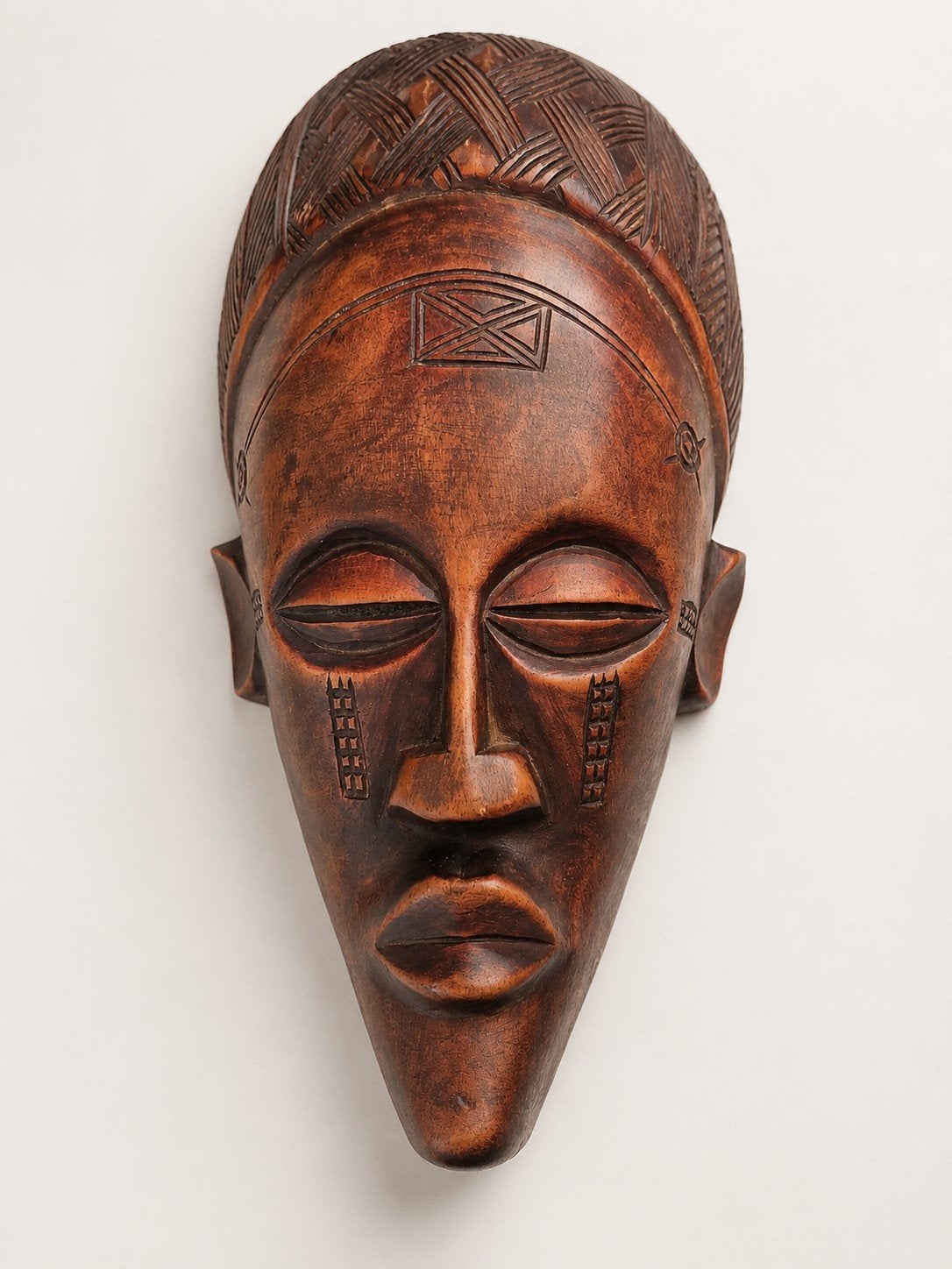 Prachtig handgesneden houten Afrikaans wandmasker., Antiquités & Art, 20 cm, Enlèvement ou Envoi, Brun, Sculpté