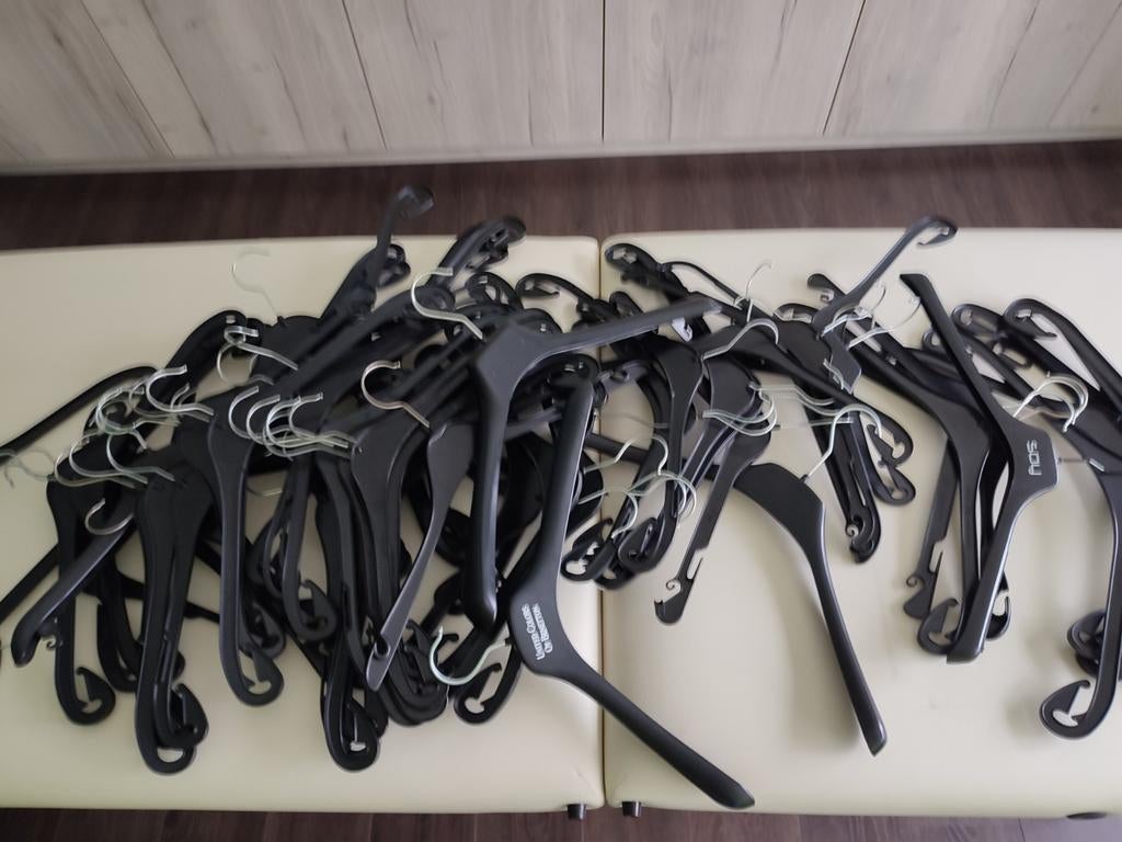 Gratis kledinghangers, Huis en Inrichting, Woonaccessoires | Kapstokken, Ophalen, Gebruikt, Kunststof
