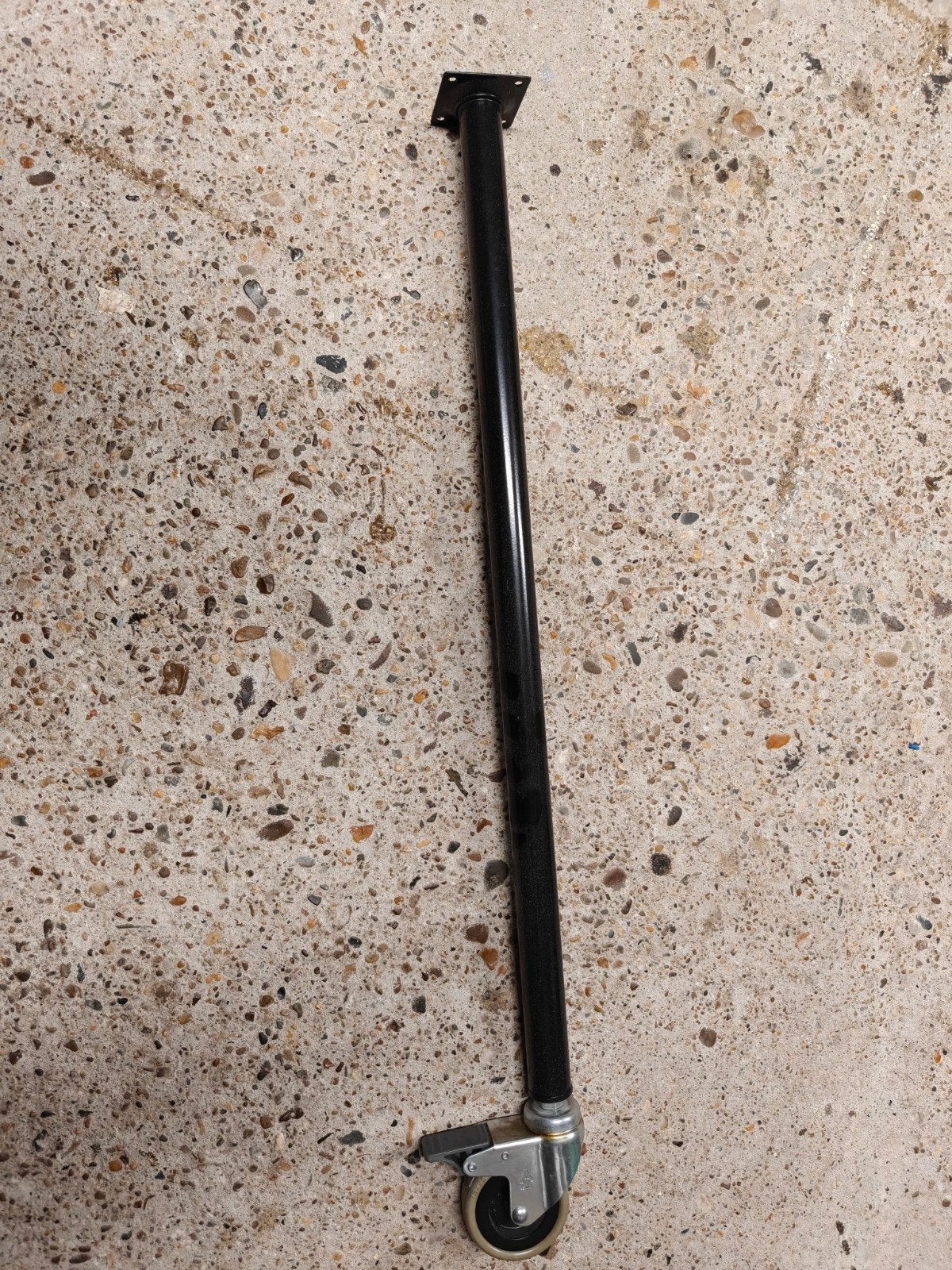 Quatre pieds de table en métal avec roues freinées., Enlèvement