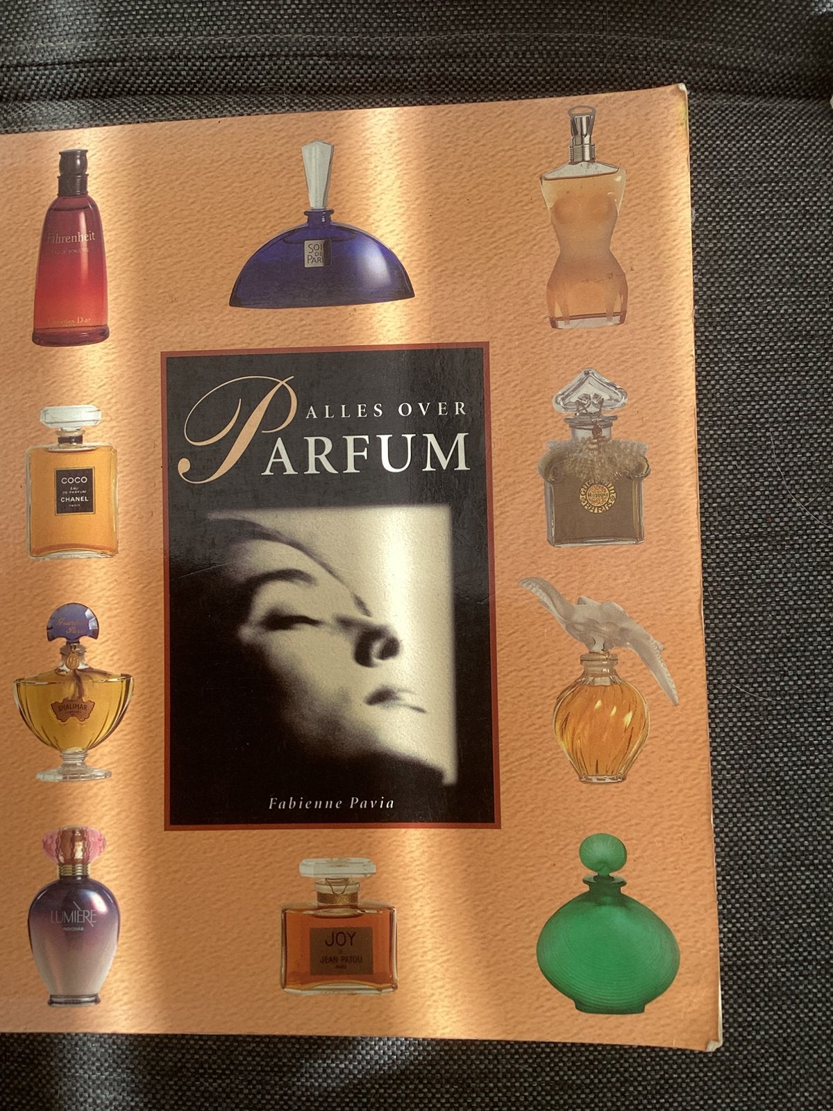 Parfum boeken, Boeken, Ophalen of Verzenden, Gelezen