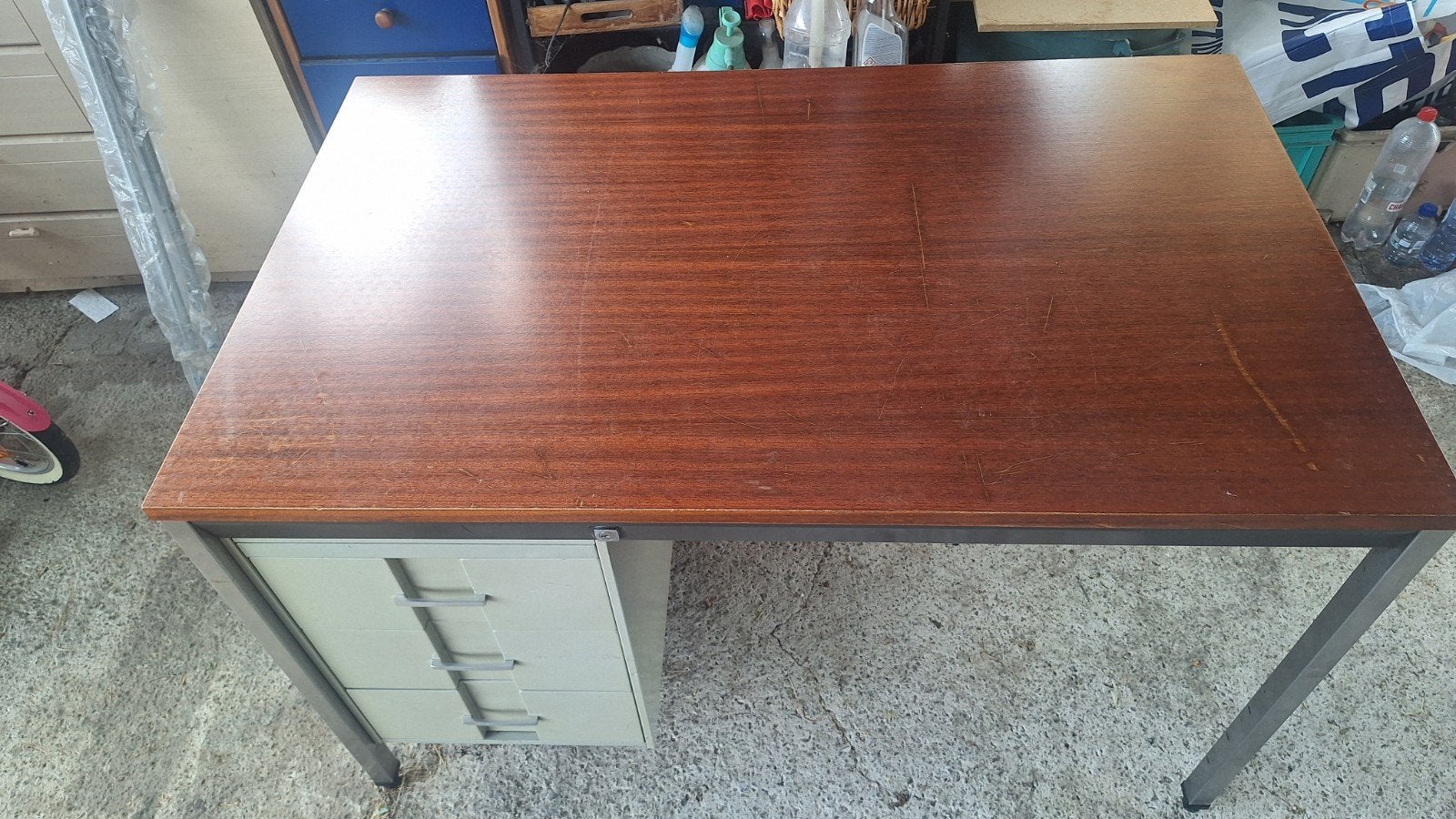 bureau 125cm met 3 schuiven, Ophalen