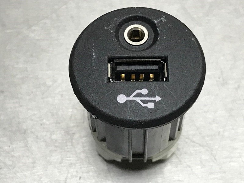 AUX/USB POORT Nissan Juke (F15) (01-2010/12-2019), Gebruikt, Dhr. M. Roggen, Marinus@Japoto.nl, Stadsweg 37 37
9917 PV  WIRDUM GR., NL