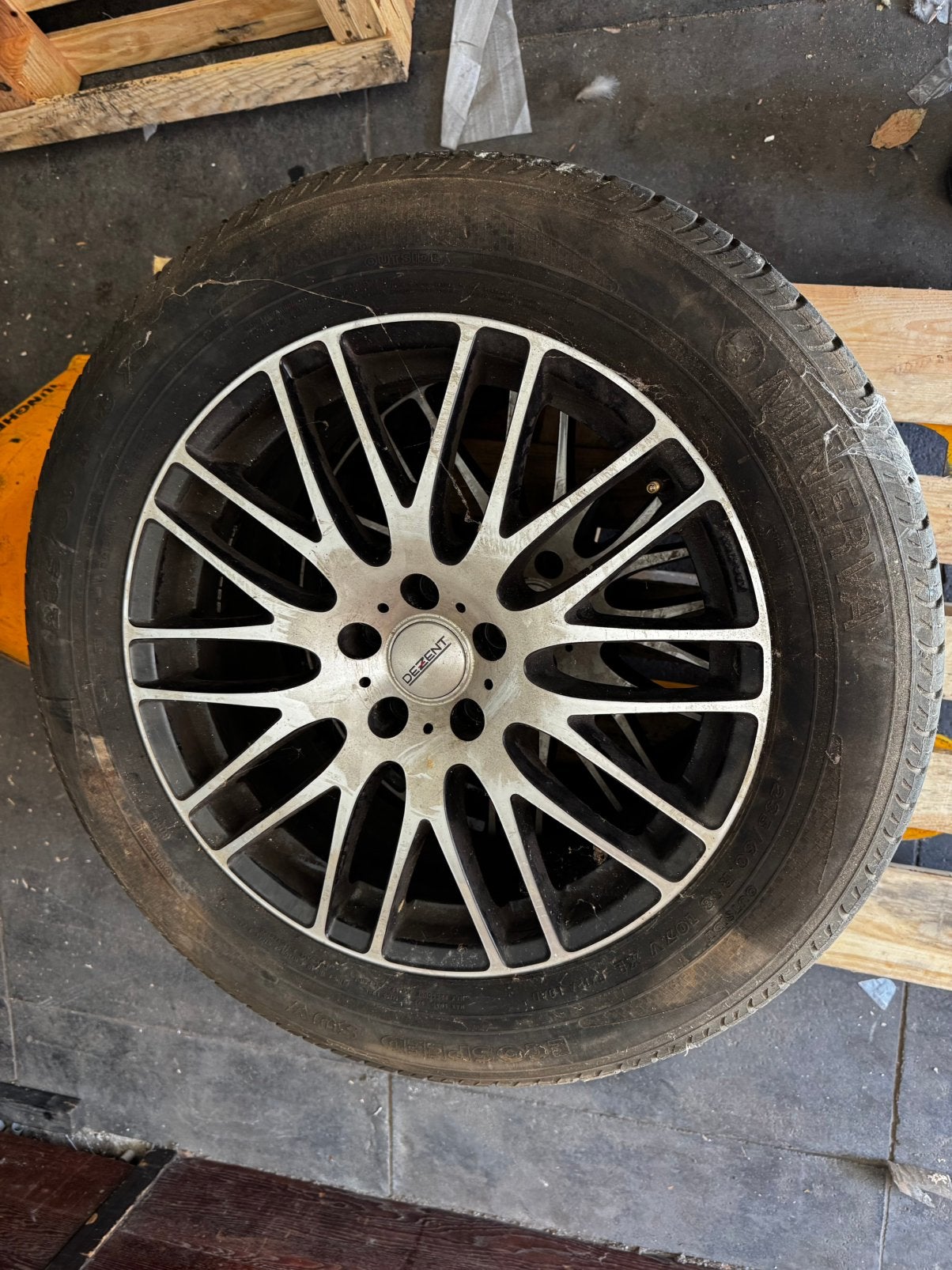 2x jantes Dezent avec pneus Minerva en bon état 235/60 R18, Enlèvement ou Envoi, Pneu(s)