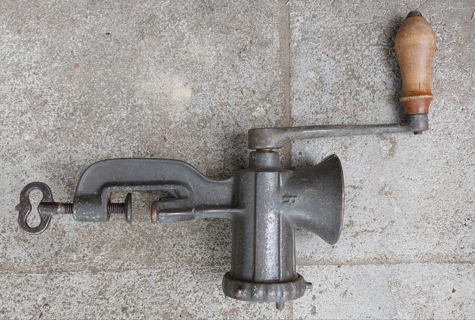 Ancien hachoir à viande de marque Alexanderwerk, Enlèvement