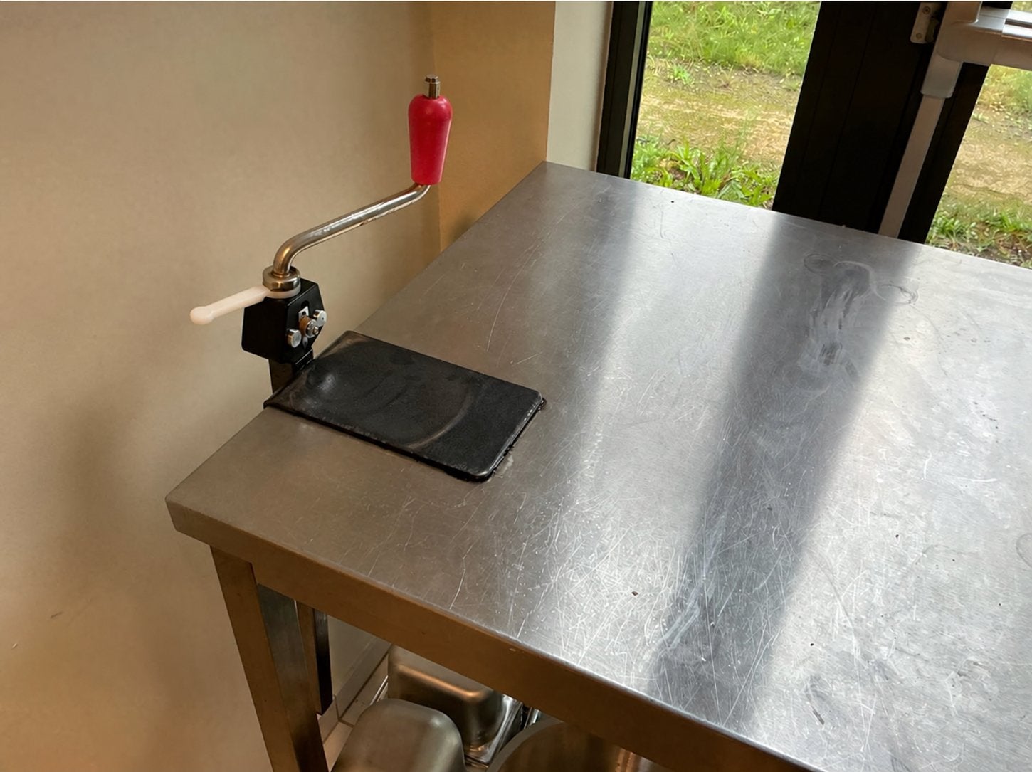 Table inox mobile avec 25 bacs GN et accessoires, Enlèvement